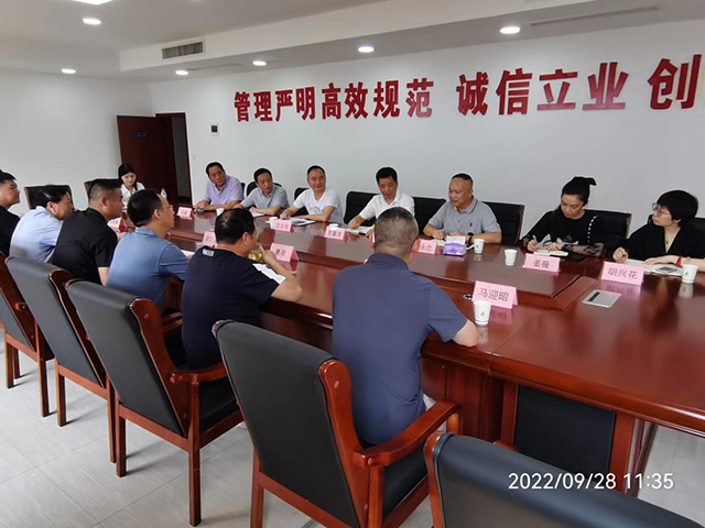 集團(tuán)領(lǐng)導(dǎo)下車間檢查安全維穩(wěn)工作